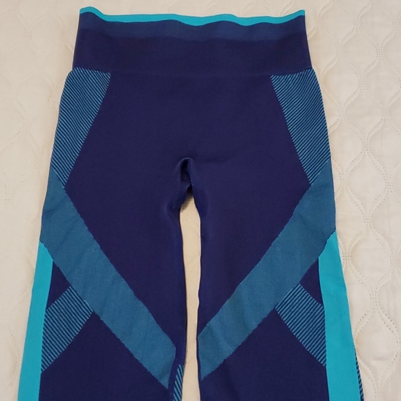 VICTORIA'S SECRET PINK Cool and Comfy Leggings Med - Picture 3 of 14